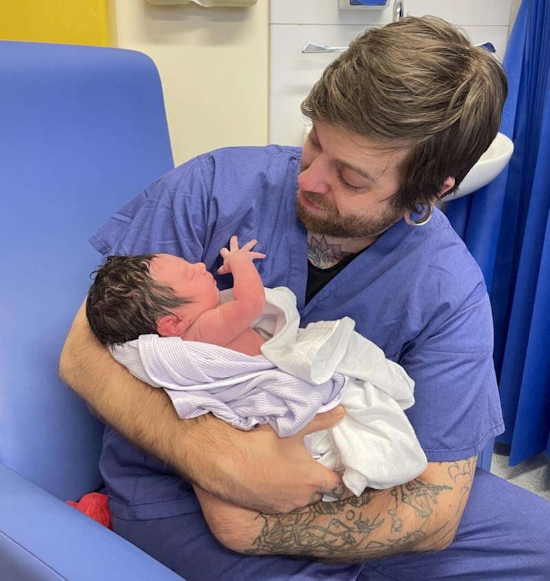 11. Prvi susret tate i kćeri 😍