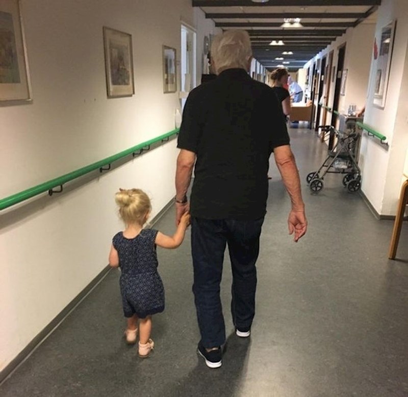 Iako se preselio u starački dom jer više ne može brinuti o sebi, ovaj simpatičan starac ponaša se kao mladić svaki puta kada mu u goste dođe preslatka praunuka