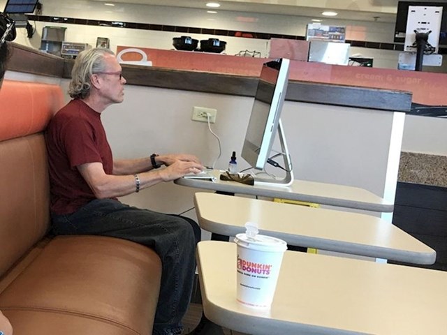 6. Navikli smo vidjeti da ljudi nose laptope u kafiće, ali ovo još nismo vidjeli