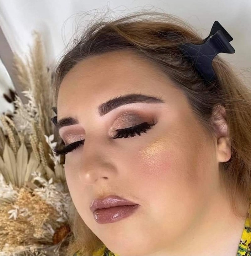 20. Žena je make up umjetnicu tražila da puder bude u njezinoj nijansi ili barem približno njezinoj nijansi. Ono što je dobila je nijansa tamnija od njezine, a kad je prozvala zaposlenicu, ona se naljutila