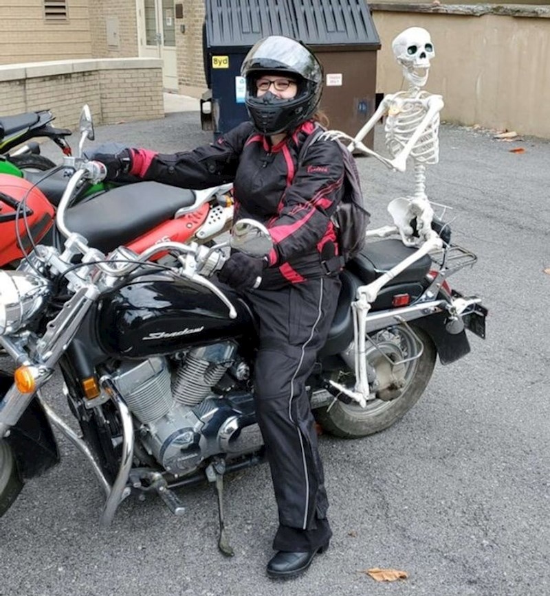 Ova bajkerica je spremna za Noć vještica 😄