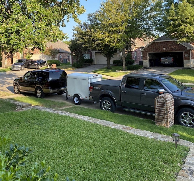 8. Ovi susjedi uporno parkiraju ispred ulaza u ovo dvorište i svojim autima zaklanjaju prilaz poštanskom sandučiću. Njihov prilaz je naravno čist i bez ijednog automobila...