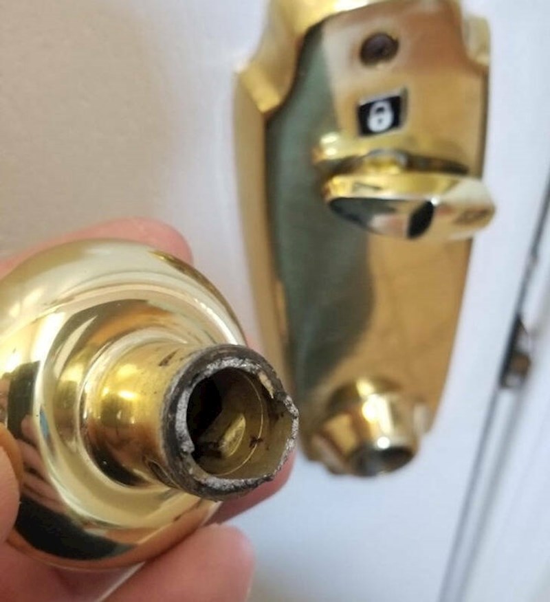 11. Došla je s posla, otključala vrata i pokušala ući...