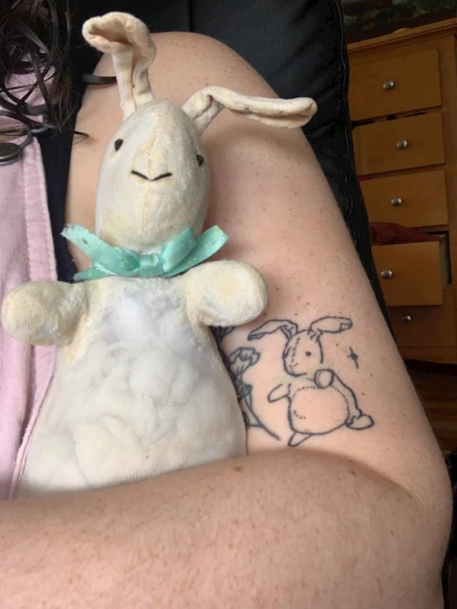 Žena je tetovirala lik svoje omiljene plišane igračke jer je shvatila da je prestara da je nosi posvuda sa sobom