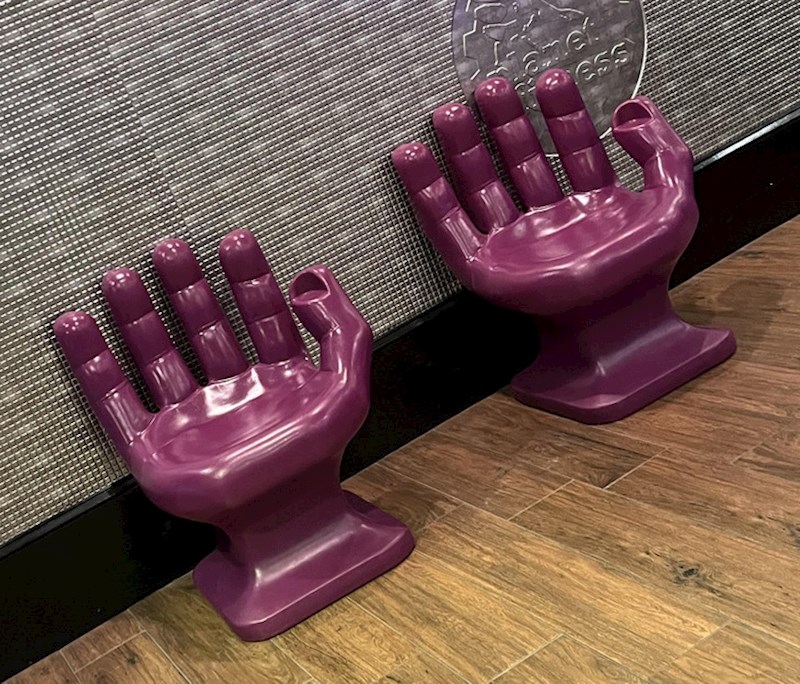 5. Još jedan bizaran dizajn s rukama, izgleda kao da se nalazi u nekom salonu