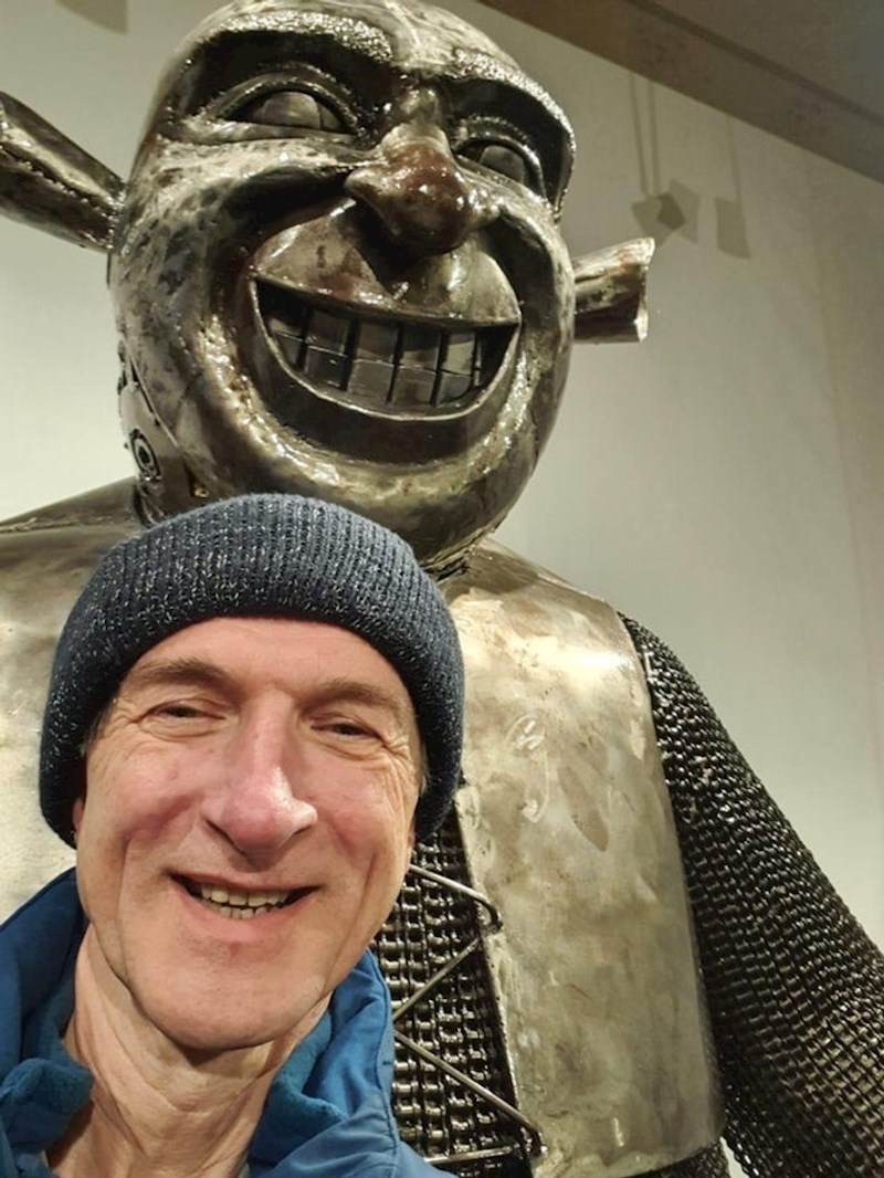 Kupio je novi mobitel i sada posvuda okida selfije 😄