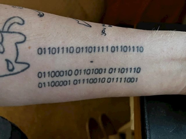 Tetovaža koja u binarnom kodu znači "nebinarno"