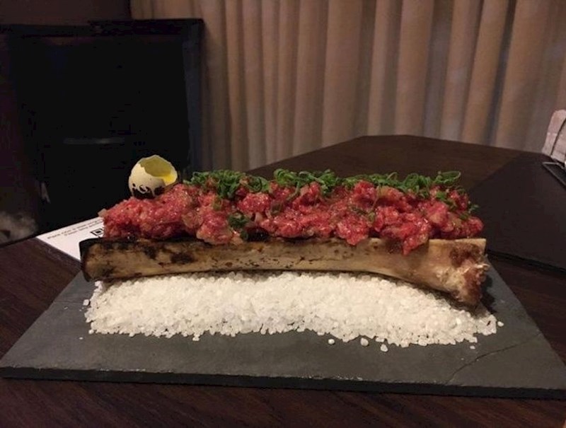 3. "Ovo serviranje izgleda super, ali je jako nepraktično. Stavili su steak na kost koju su stavili na hrpu soli. Naravno da nisam mogao pojesti meso koje je palo na sol"