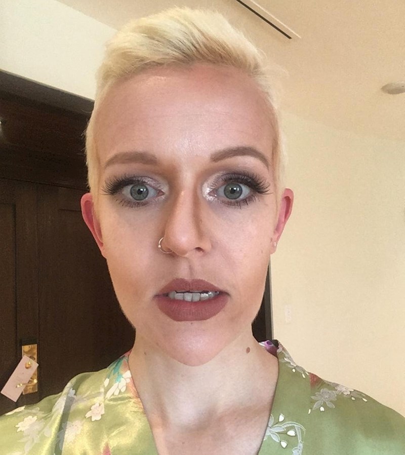 16. Ovako su je našminkali za vjenčanje. Pa kakva je ovo kontura nosa?!