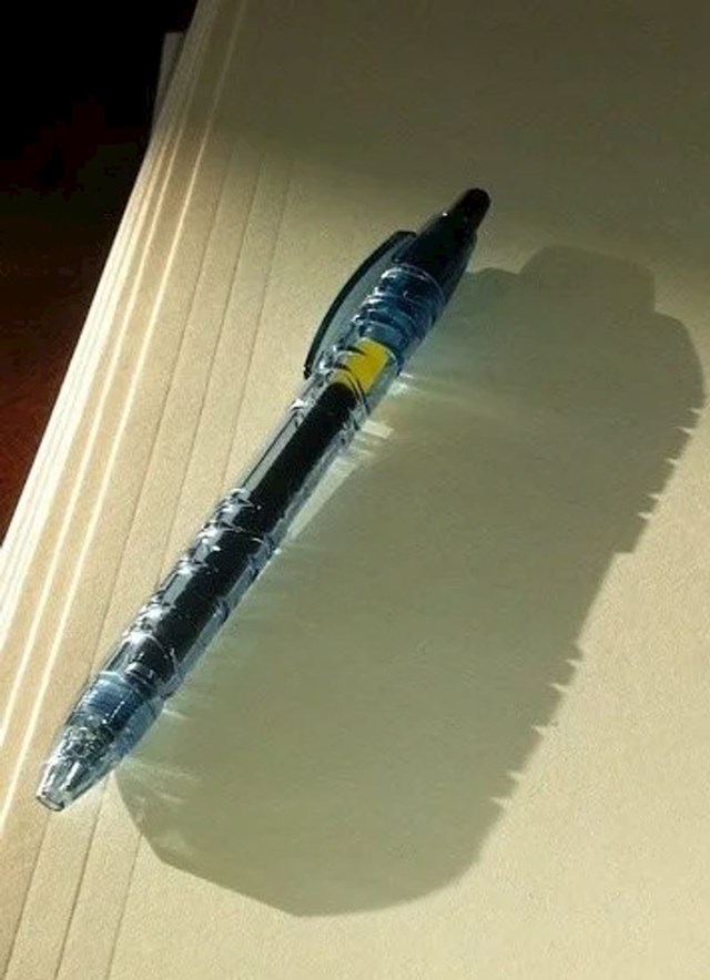 12. Ova olovka je napravljena od recikliranih bočica za vodu, njezina sjena izgleda kao bočica