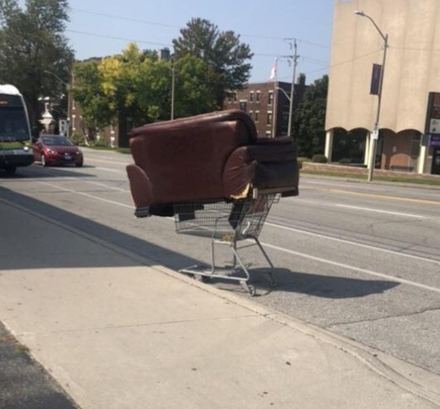 9. "Netko je samo na ulici ostavio kauč na kolicima i otišao"