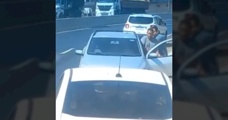 Nepromišljen vozač vozio u suprotnom smjeru na autocesti, pogledajte hrabru reakciju drugih vozača