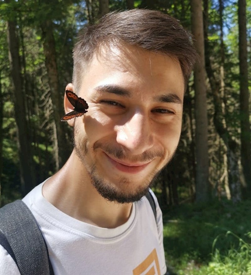 Leptir ga je iznenadio u šetnji 😍