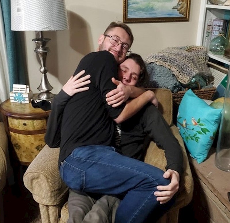 Ovako izgleda zagrljaj kada ne vidite nekoga svoga četiri godine 😄