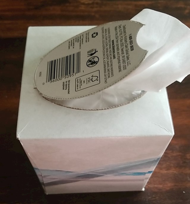 7. "Moj muž je toliko lijen da nikad potpuno ne otkine poklopac s novih maramica nego ih ovako vadi iz kutije"