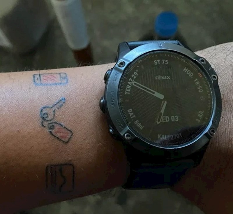 Muškarac je odlučio napraviti tri male tetovaže kako nikad ne bi zaboravio novčanik, mobitel i ključeve