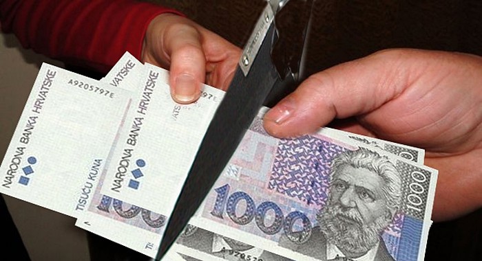 Režu se plaće....