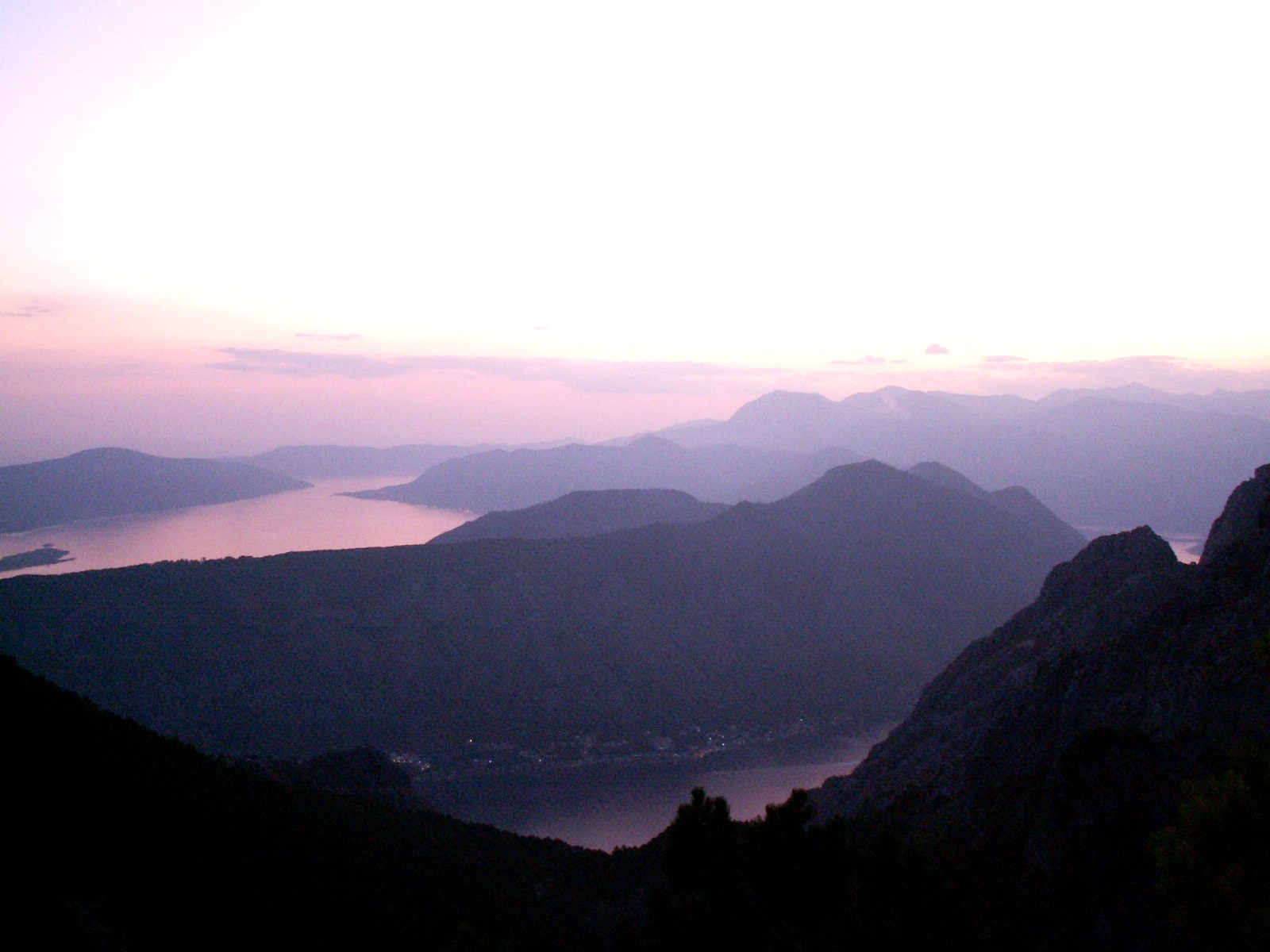 Boka Kotorska, u suton...