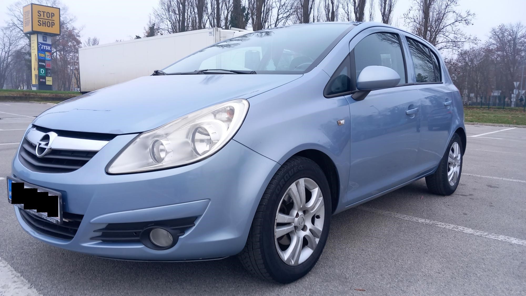 Opel Corsa 1.2 twinport - rega godinu dana