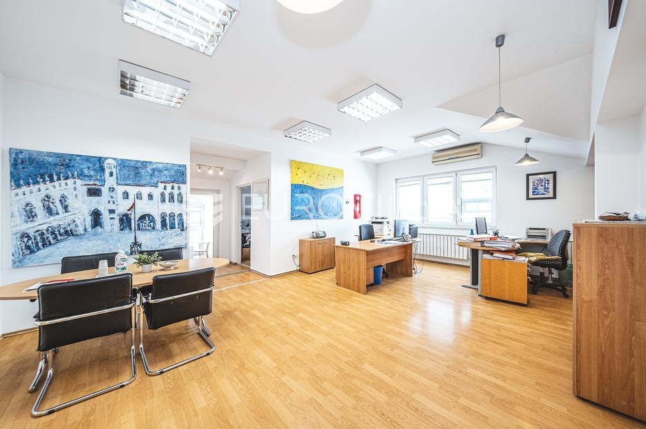 Samobor, funkcionalan trosoban stan 95 m² sa vanjskim parkirnim mjestom