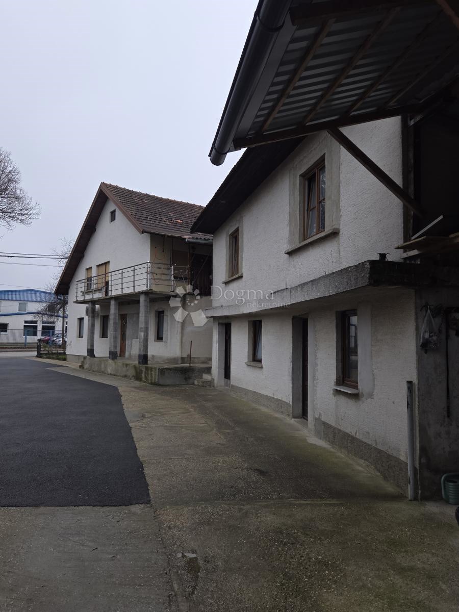 Sesvet. Kraljevec kuća sa velikom okućnicom