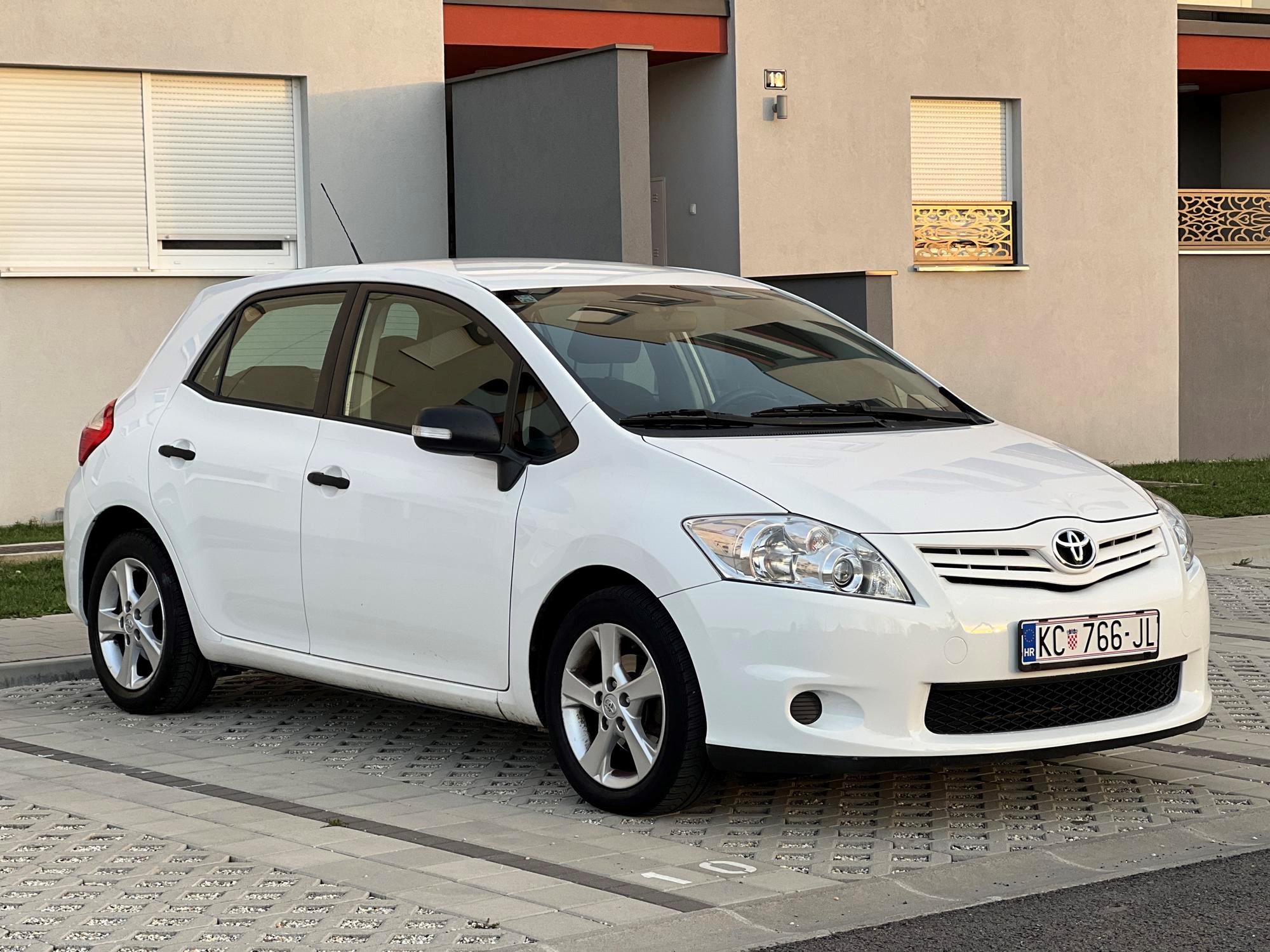 Toyota Auris 1,3 benzin 2012. REG GOD DANA, potvrda km, nova kupljena u HR