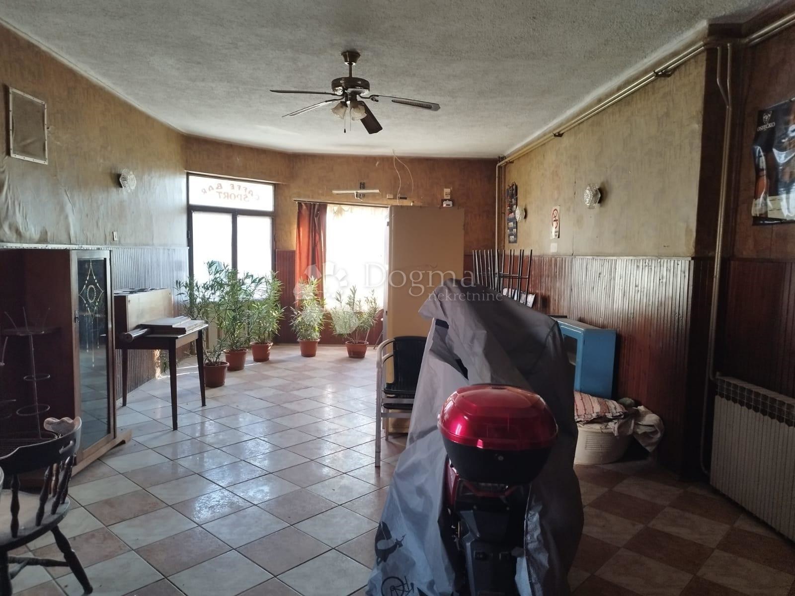 ZMAJEVAC - U SAMOM CENTRU POSLOVNO STAMBENA ZGRADA