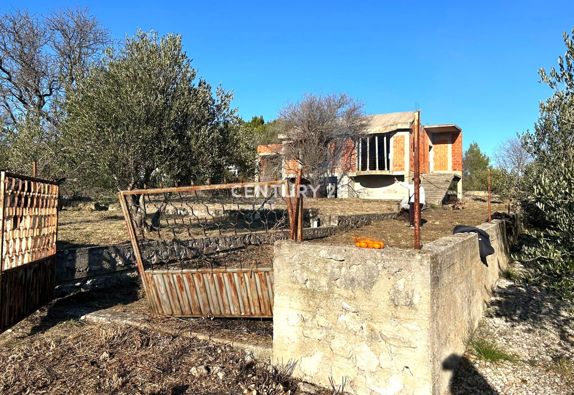 Banjevci, Vransko jezero, Pirovac, legalizirana nedovršena kuća na lijepoj parceli