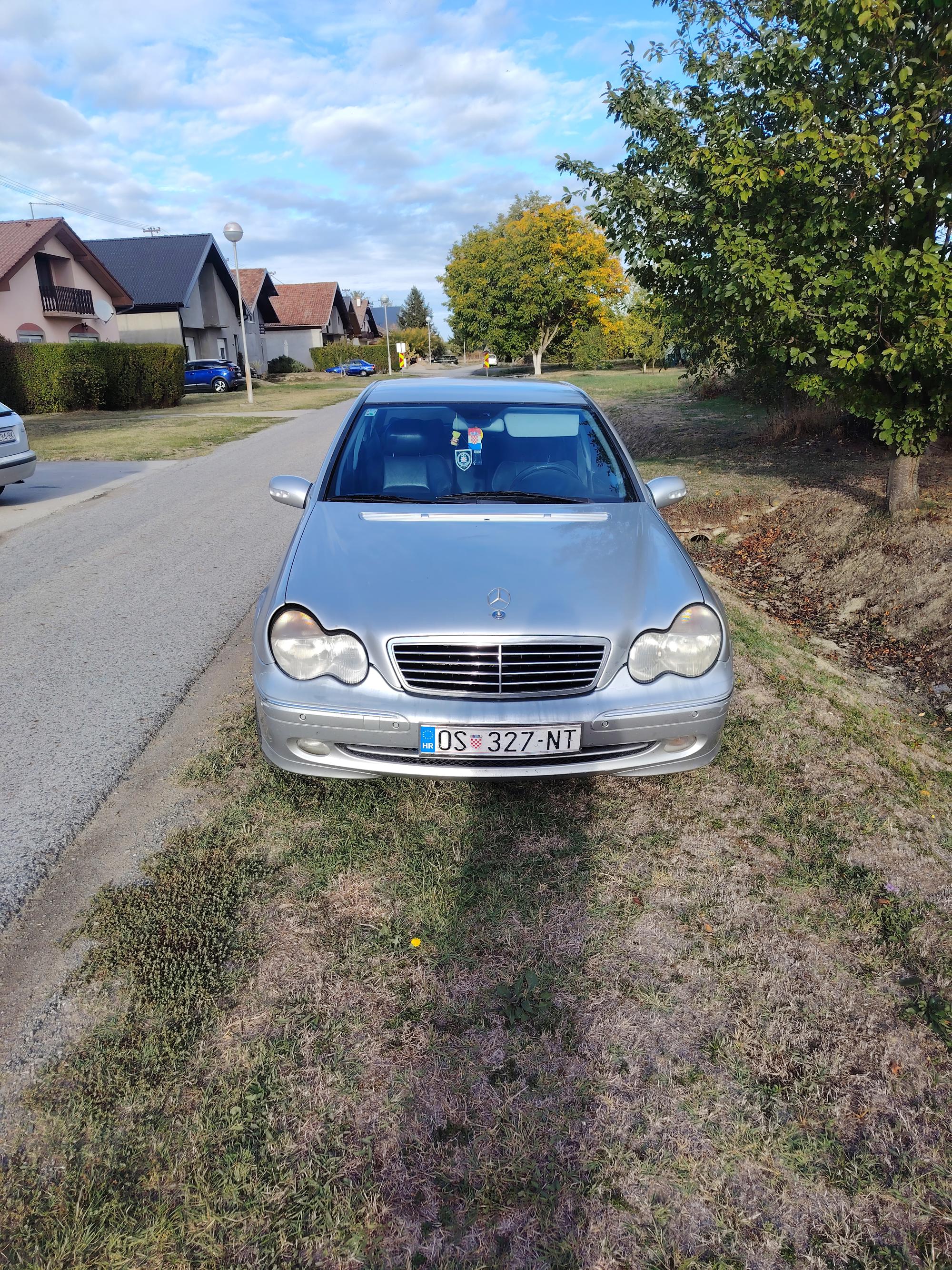 Mercedes c220 2001 god 