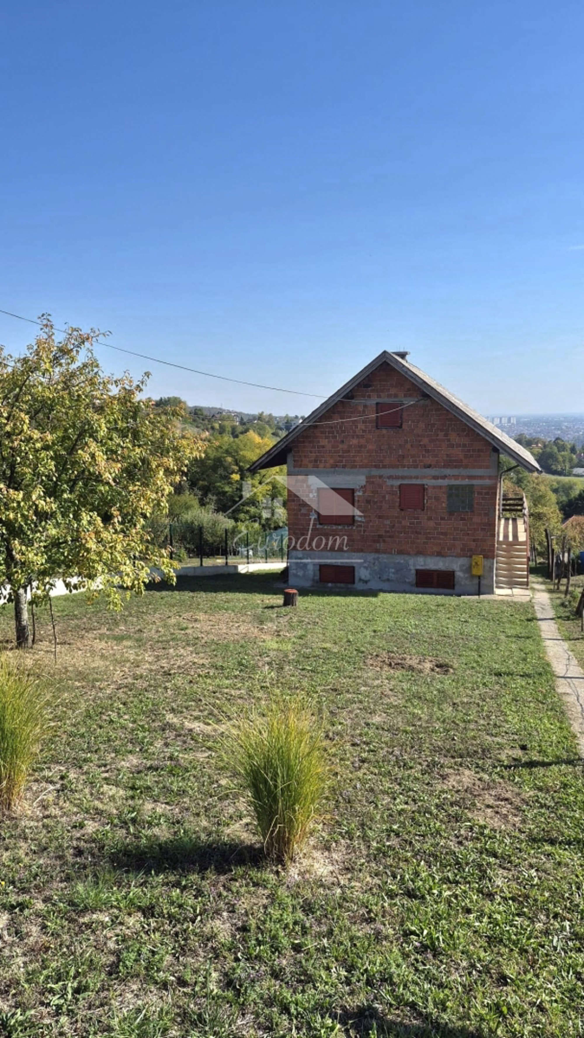 Perjavica – građevinsko zemljište 1.477 m² s kućom