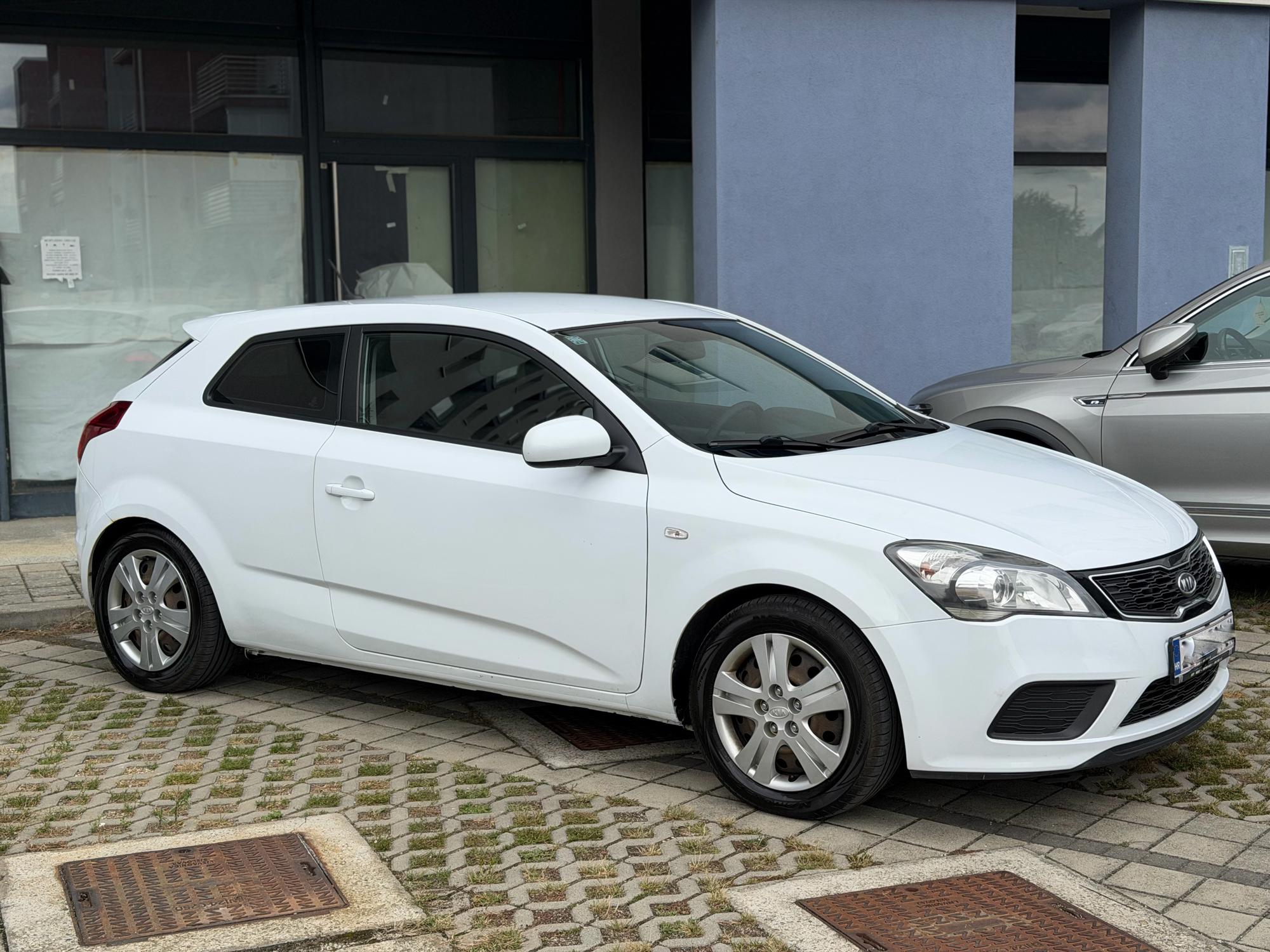 KIA PRO CEED 1.6 diesel 2012,samo 150tkm,servisna knjiga,nove gume