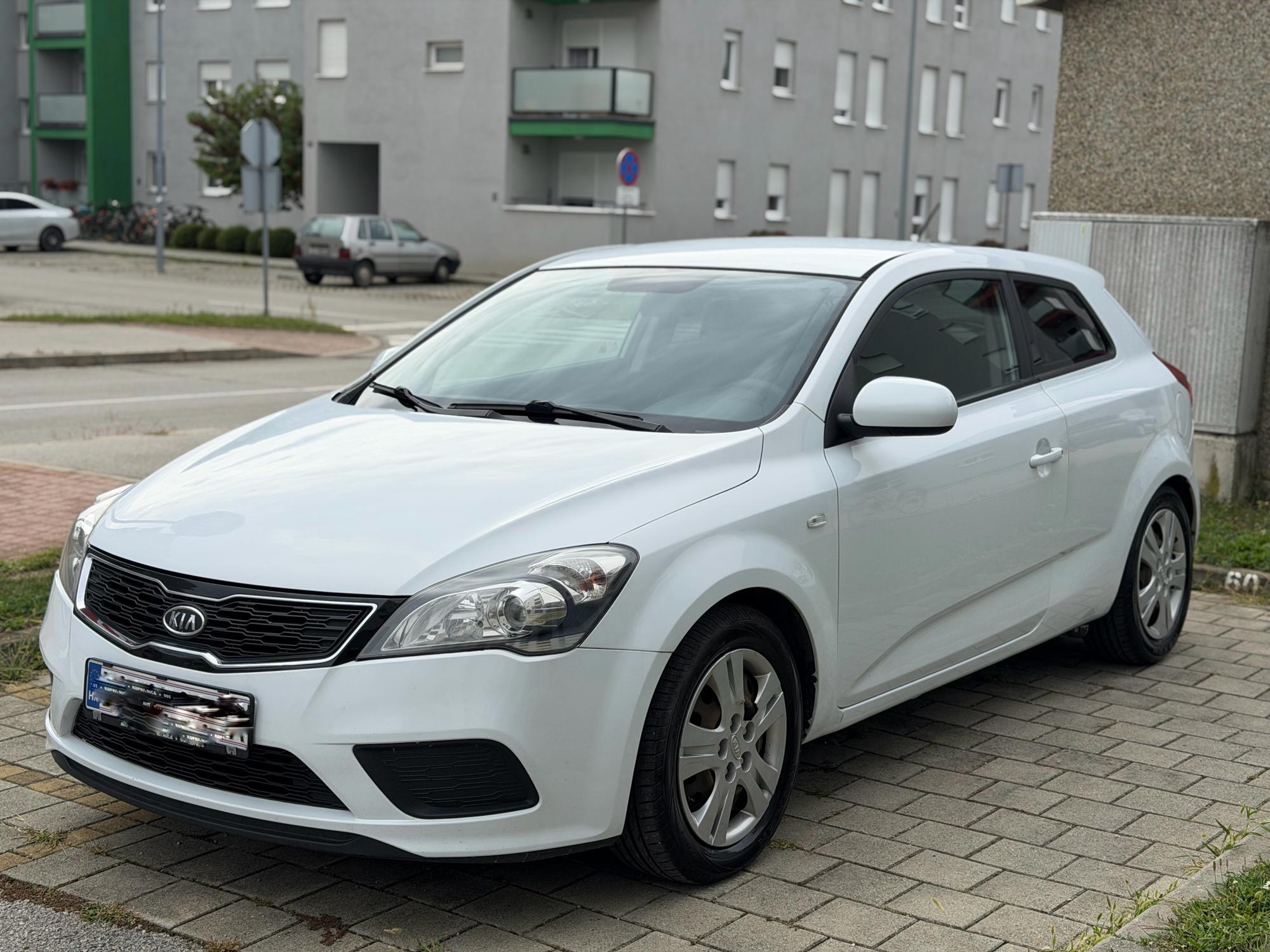 KIA PRO CEED 1.6 diesel 2012,samo 150tkm,servisna knjiga,nove gume