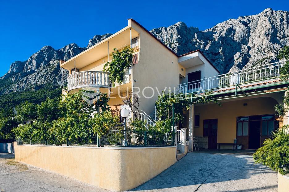 Makarska, Veliko Brdo kuća s dva odvojena stana, garažom i prekrasnim pogledom na more