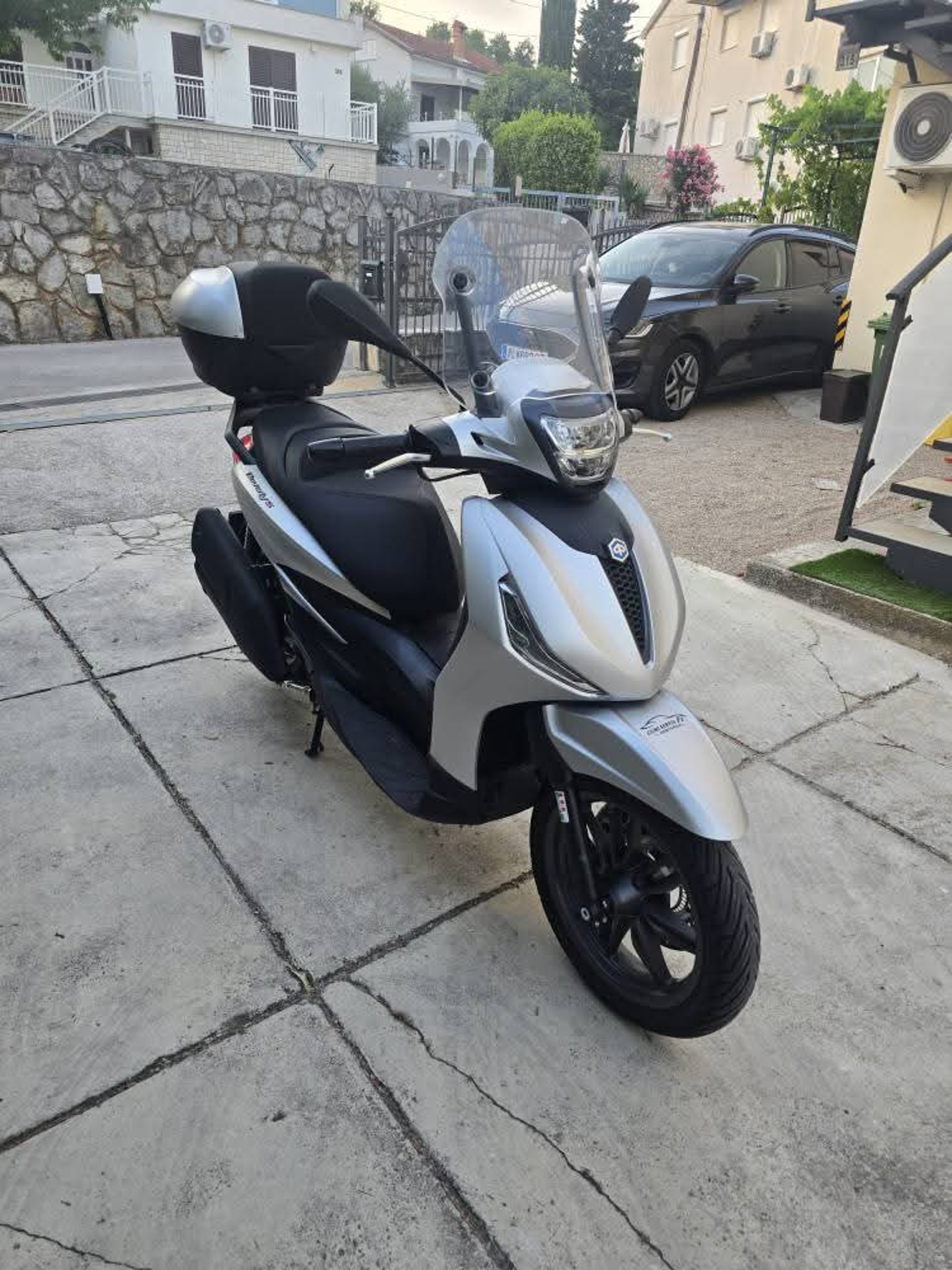 Piaggio Beverly 400, 2023. godište