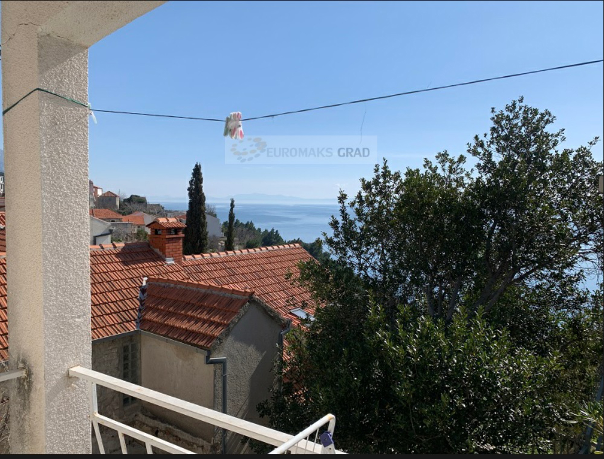 MAKARSKA RIJERA-Donja Brela- Kuća sa dva stana 125 m2.