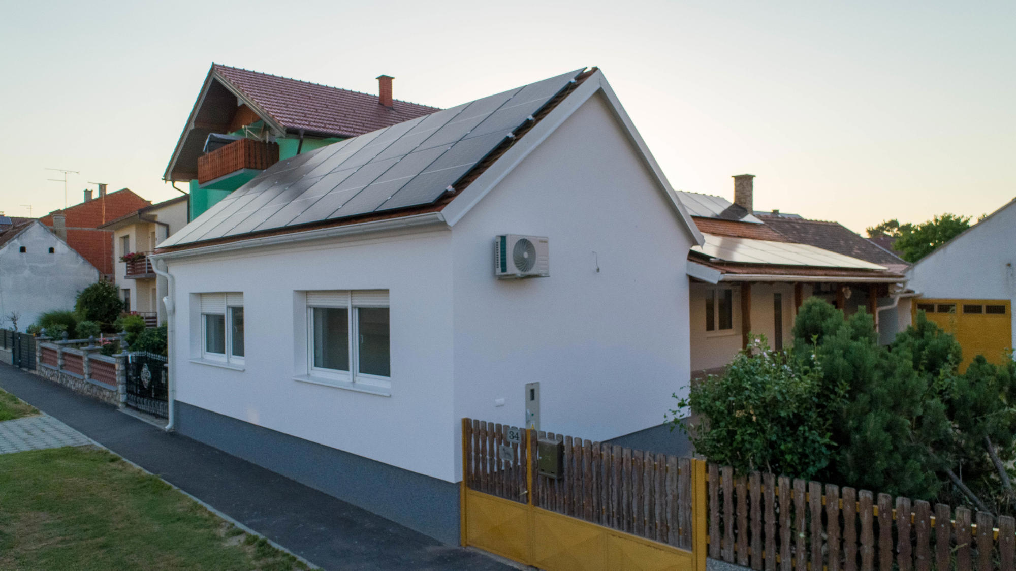MODERAN DOM U CENTRU VIROVITICE – 2 STANA, SOLARNA ELEKTRANA 16 kW, DVOSTRUKA GARAŽA I EV PUNIONICA