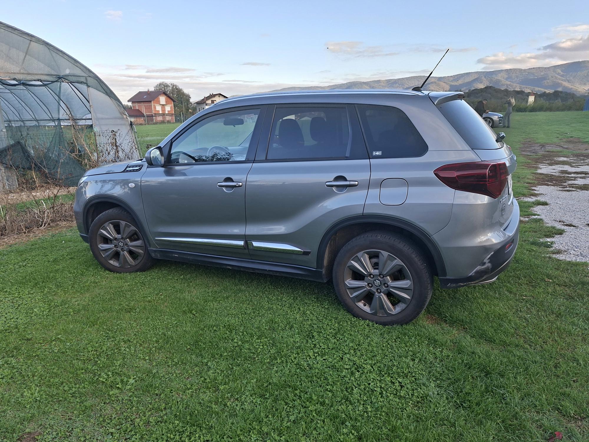 Akcija! Suzuki vitara 2019,1 vlasnik,SUV,siva,88.000km, 8/2027 reg, 4 ljetne s alu felgama+4 zimske