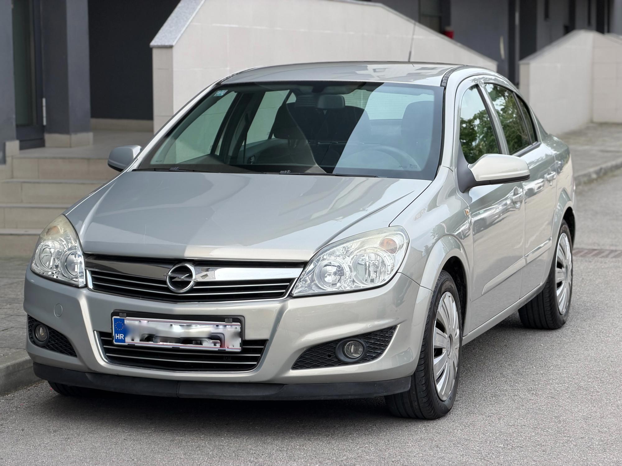 OPEL ASTRA sedan 1.6 benzin,automatska klima,173tkm,nova kupljena u Hr