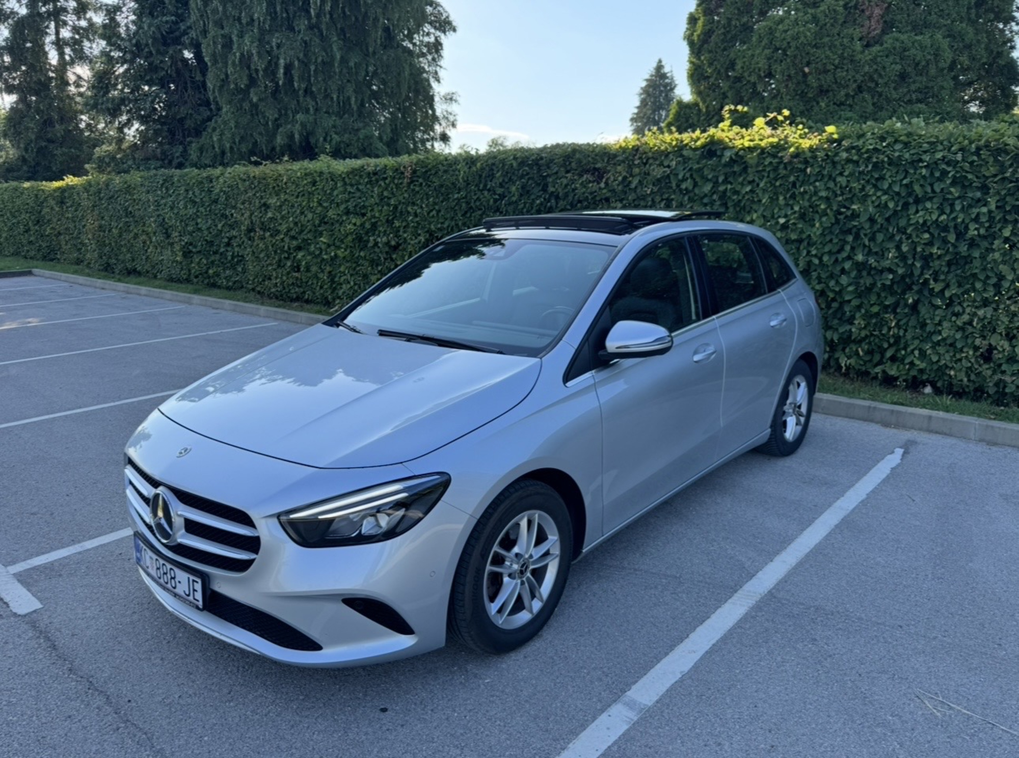 Mercedes B Klasa 180d PANORAMA-LED-MRTVI KUT-WIDESCREEN