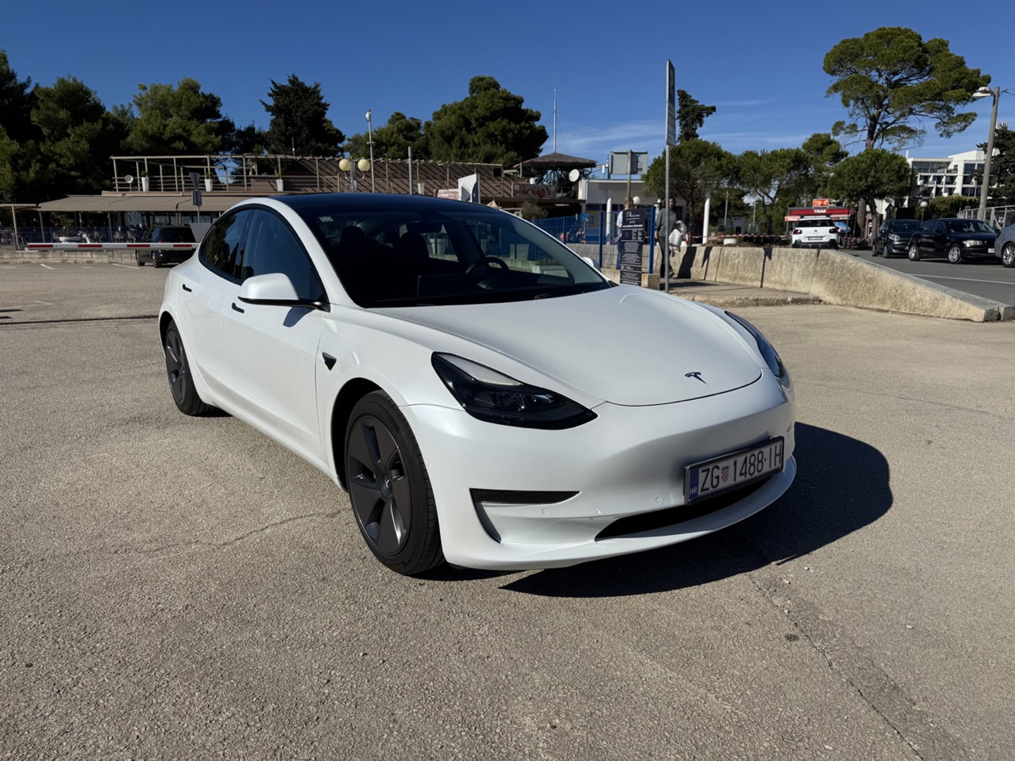 Tesla Model 3 LR AWD 2021 Premium, FSD Koni, dva seta guma, baterija u garanciji, reg 2027 i kasko!