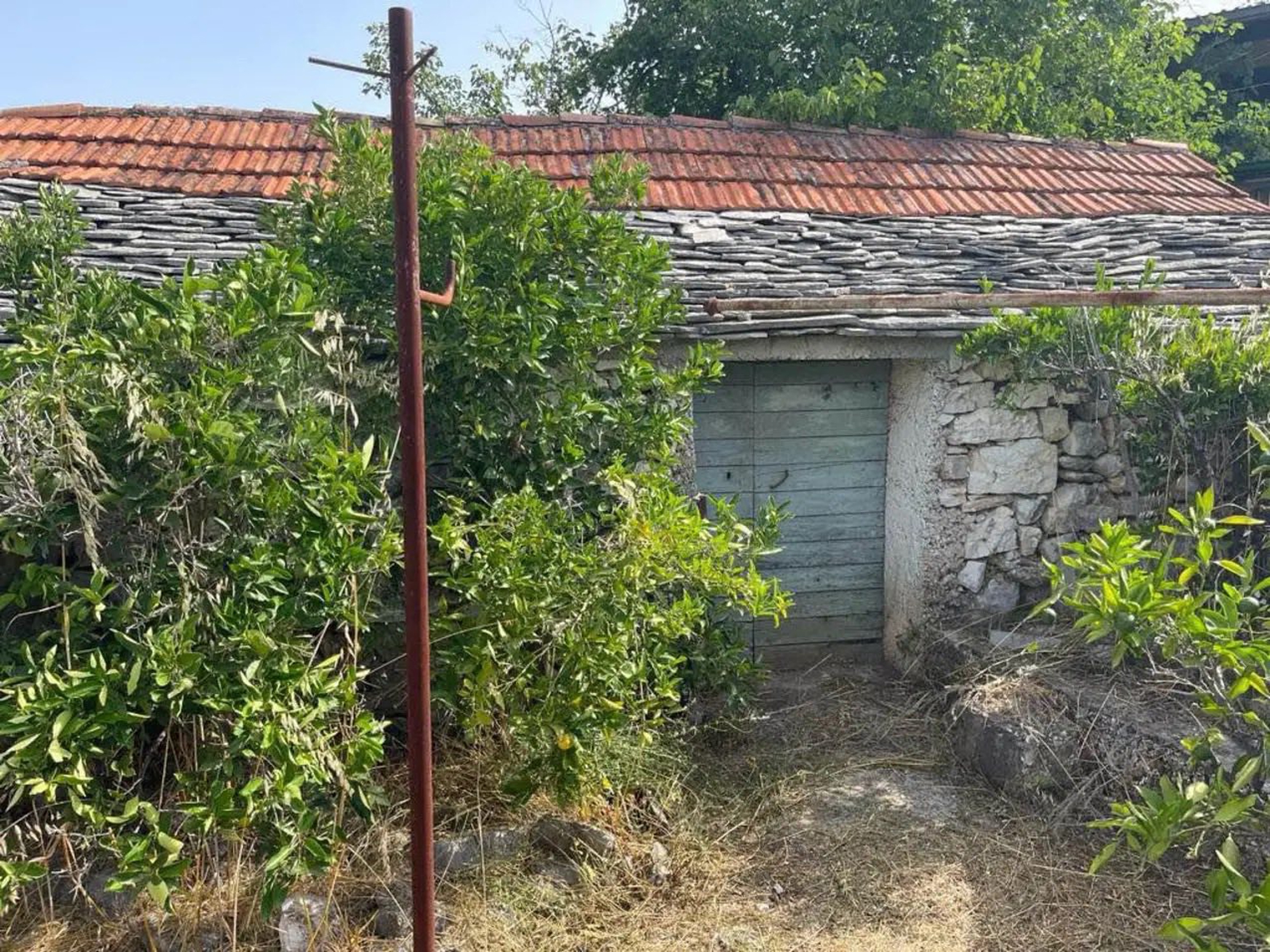Zemljište u Vinišću s legaliziranom kućom – 915m2