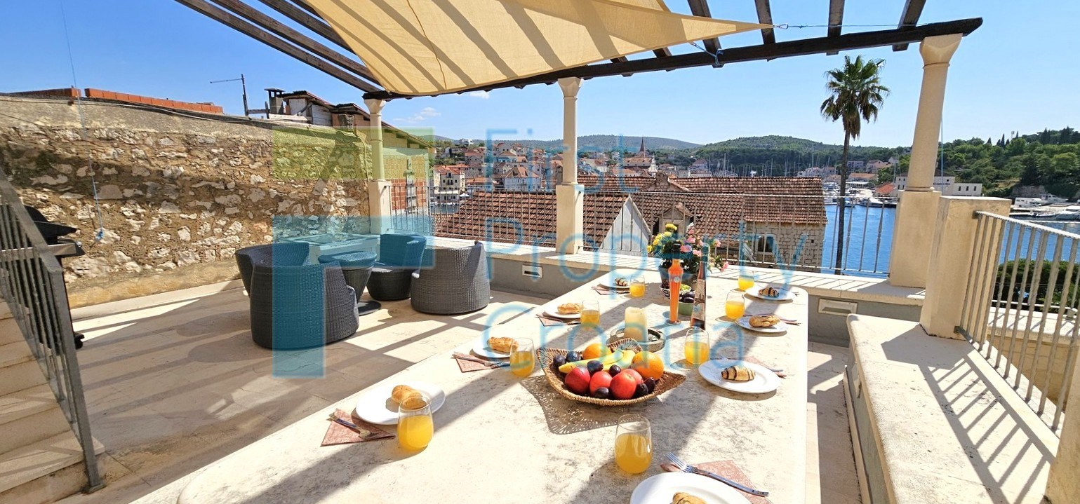 BR1766 - Prekrasna kamena vila blizu mora, Brač, na prodaju