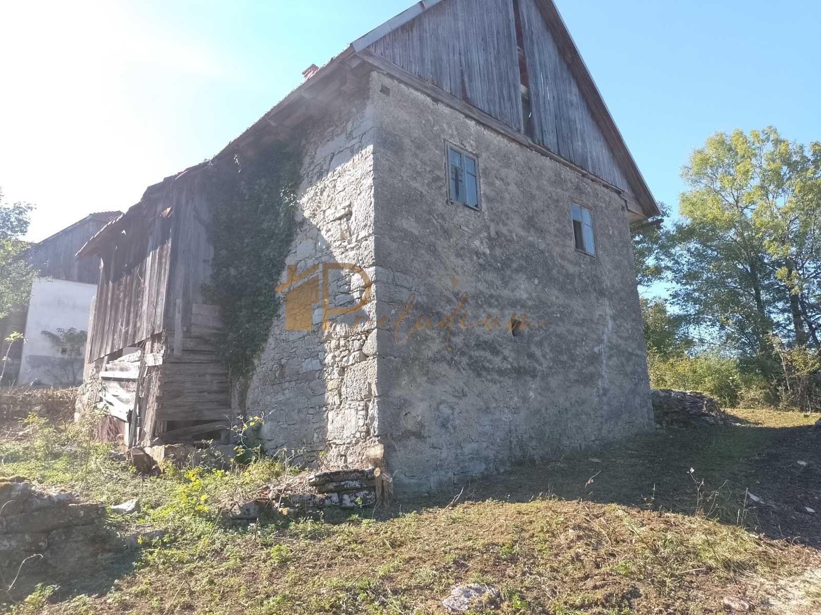 Ruševina sa velikom okućnicom - Jablan