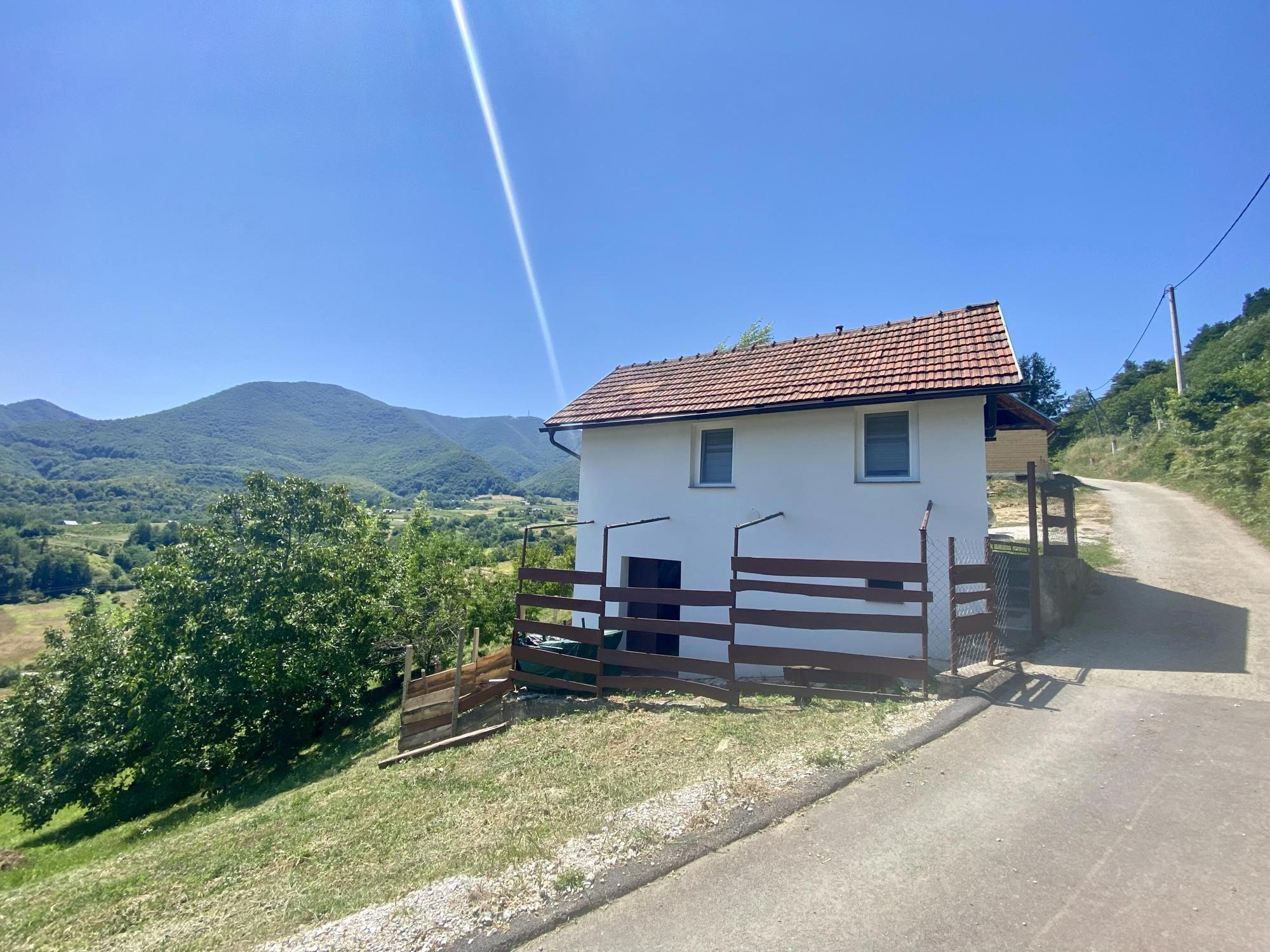 PRIGOREC KOD IVANCA – VIKENDICA + 3.200 m² GRAĐEVINSKOG ZEMLJIŠTA