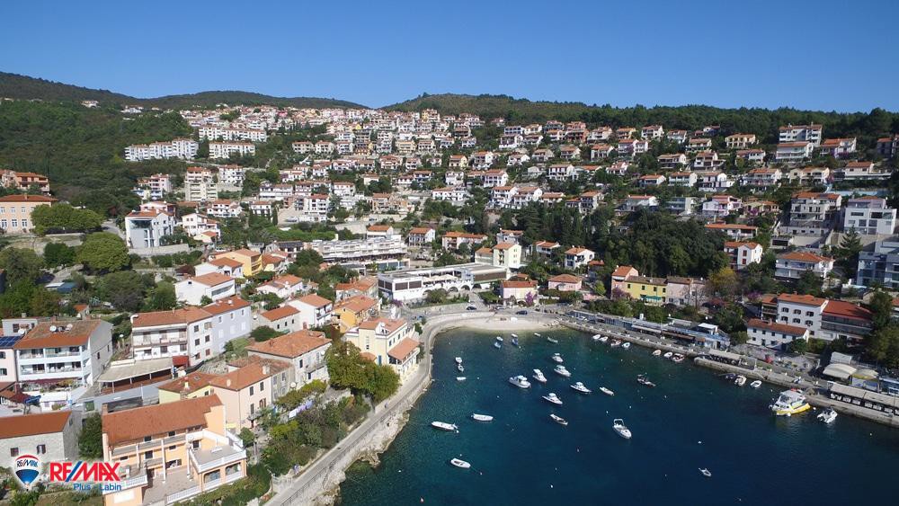 ISTRA, LABIN – RABAC, STAN 28 m² S PREKRASNIM POGLEDOM NA MO