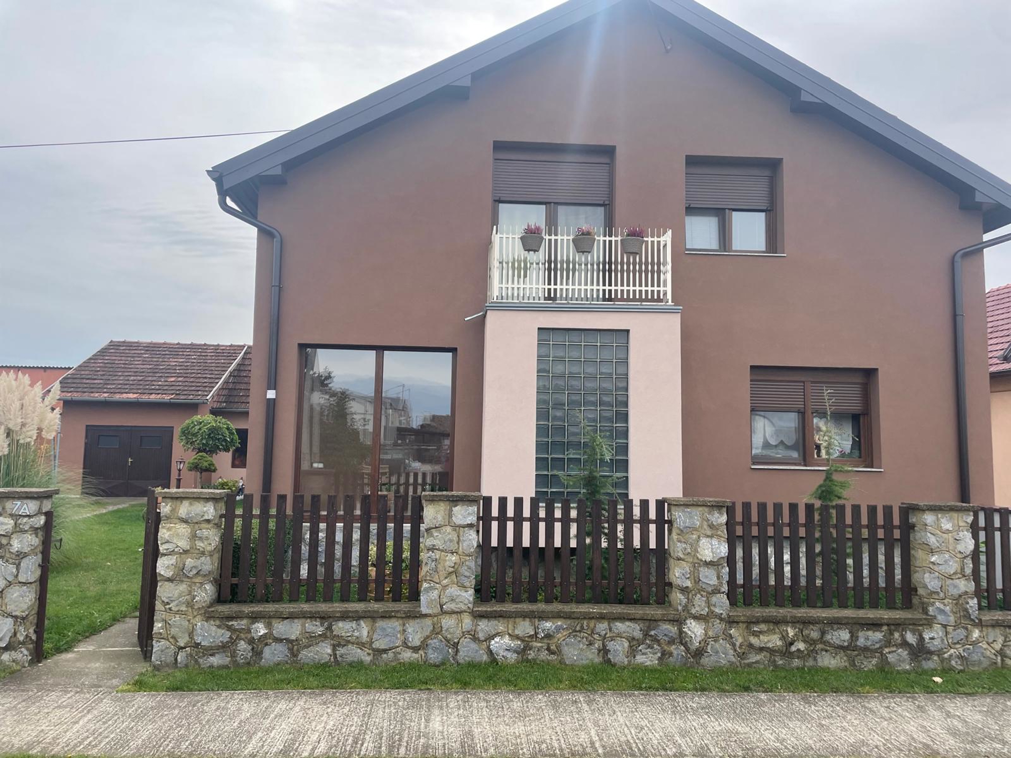 Obiteljska oaza u Cerni (200 m²) – Potpuno uređena kuća s prostranom okućnicom i čistim papirima! 