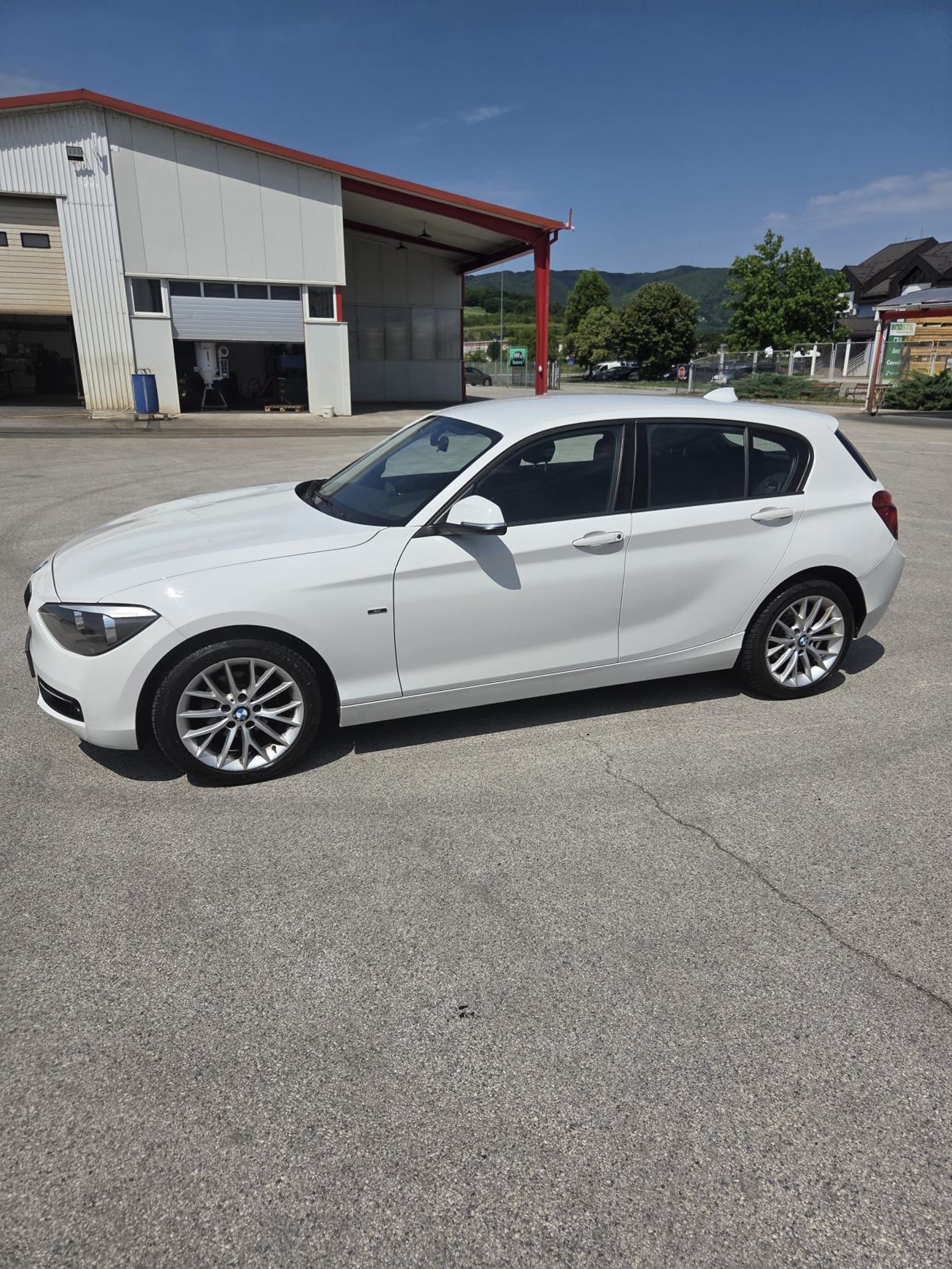 BMW Serija 1 114i – u super stanju, u cijenu uključen porez (2015.)