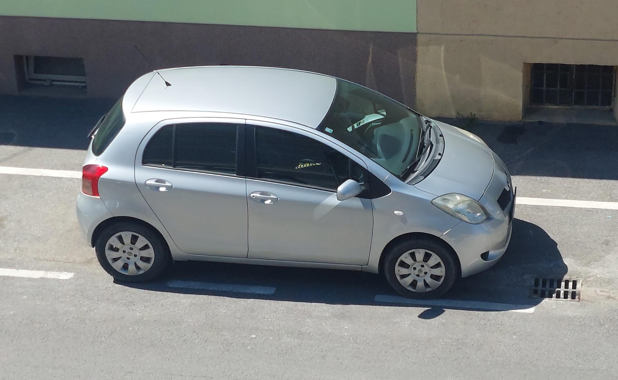 Toyota yaris 2006 1.3benz 182tkm 