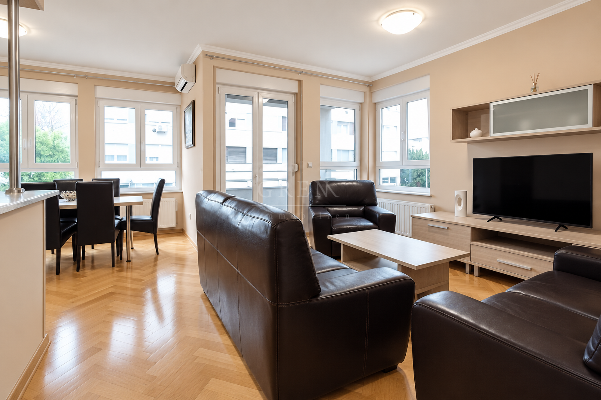 MAKSIMIR . 3-sobni .  65m2 + loggia + GARAŽA (14m2 GPM) . (TOP LOKACIJA)