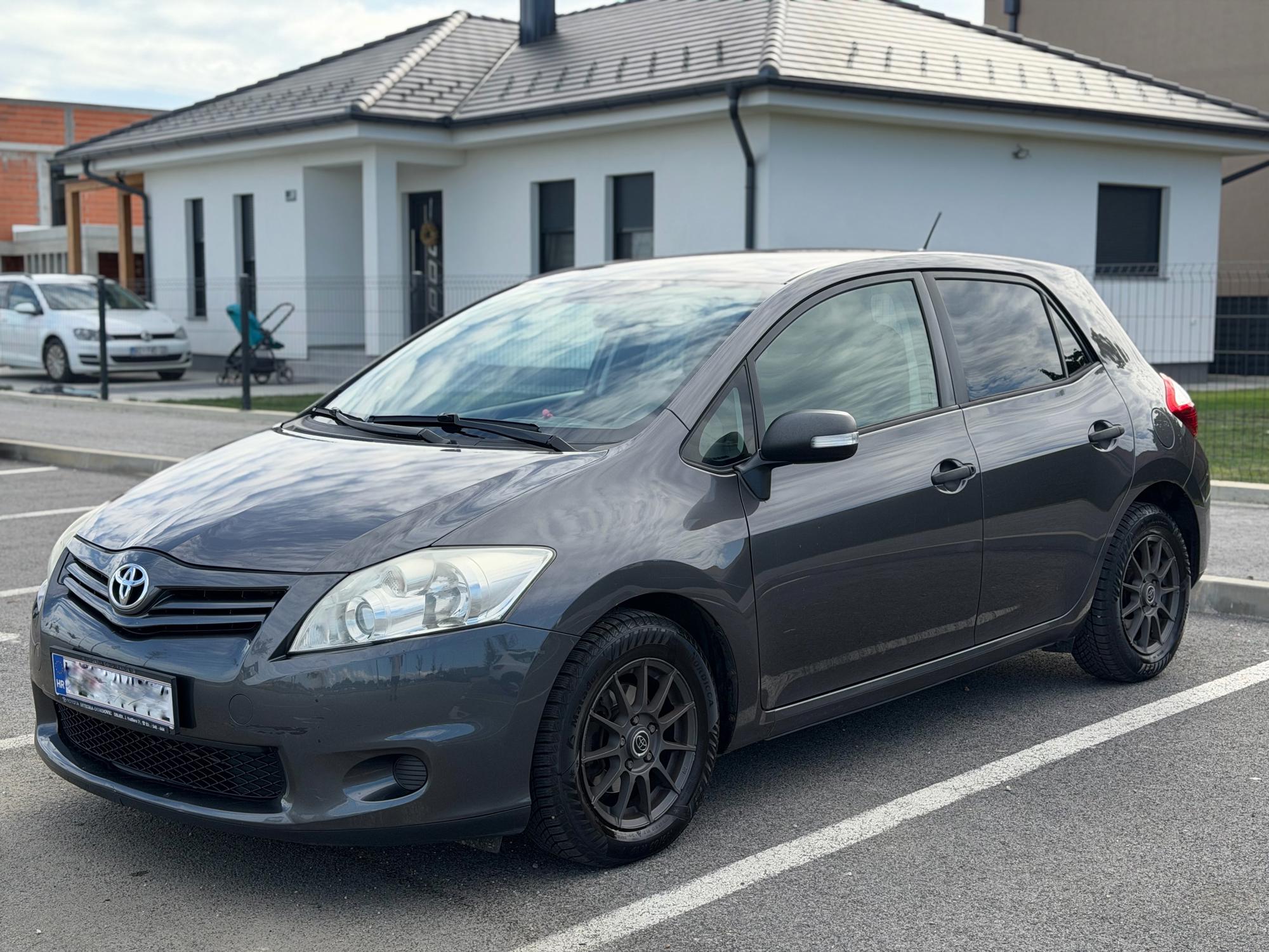 Toyota Auris 1,33 benzin klima,alu felge,reg 5/2027,nije uvoz,potvrda km